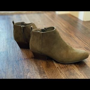 ✨NEW✨ Old Navy Olive Green Ankle Boots. Size 6